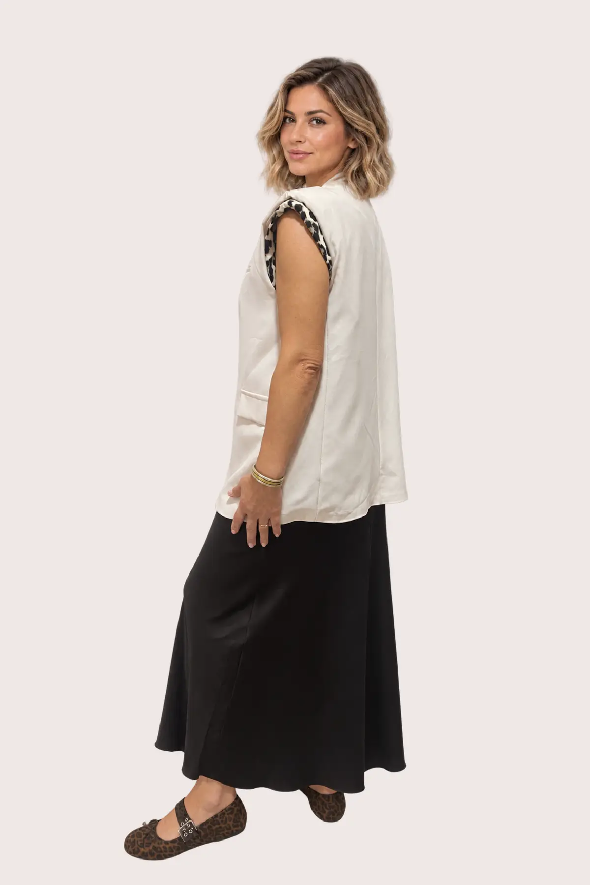 Veste femme beige sans manches structurée – Image 2