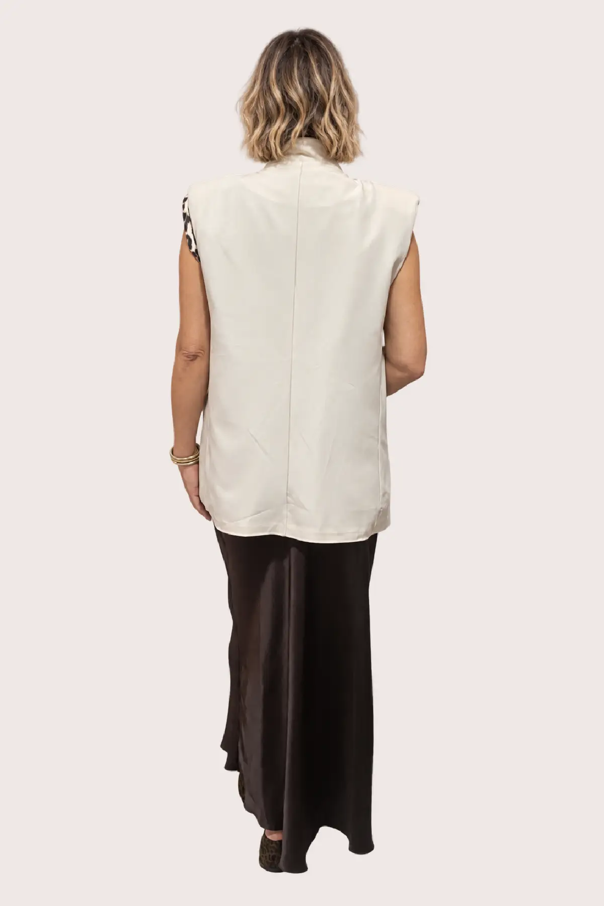 Veste femme beige sans manches structurée – Image 3