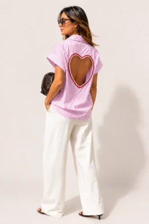 Chemise blanche et rose rayée dos ouvert en forme de cœur