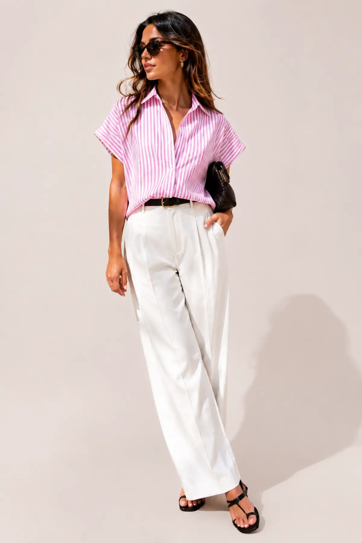 Chemise blanche et rose rayée dos ouvert en forme de cœur – Image 2