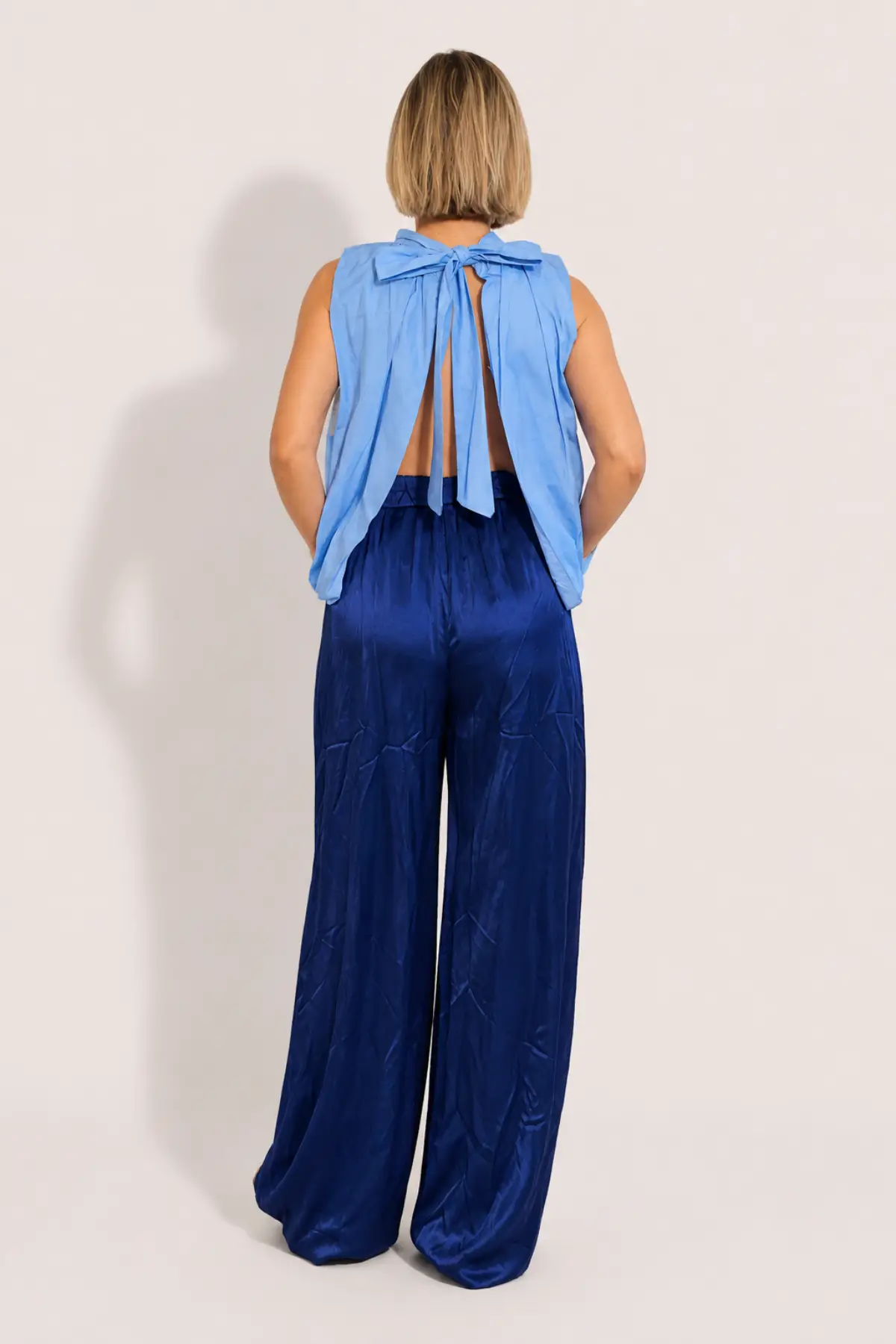Blouse bleu sans manches avec dos nu – Image 3