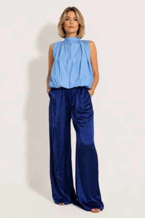 Blouse bleu sans manches avec dos nu