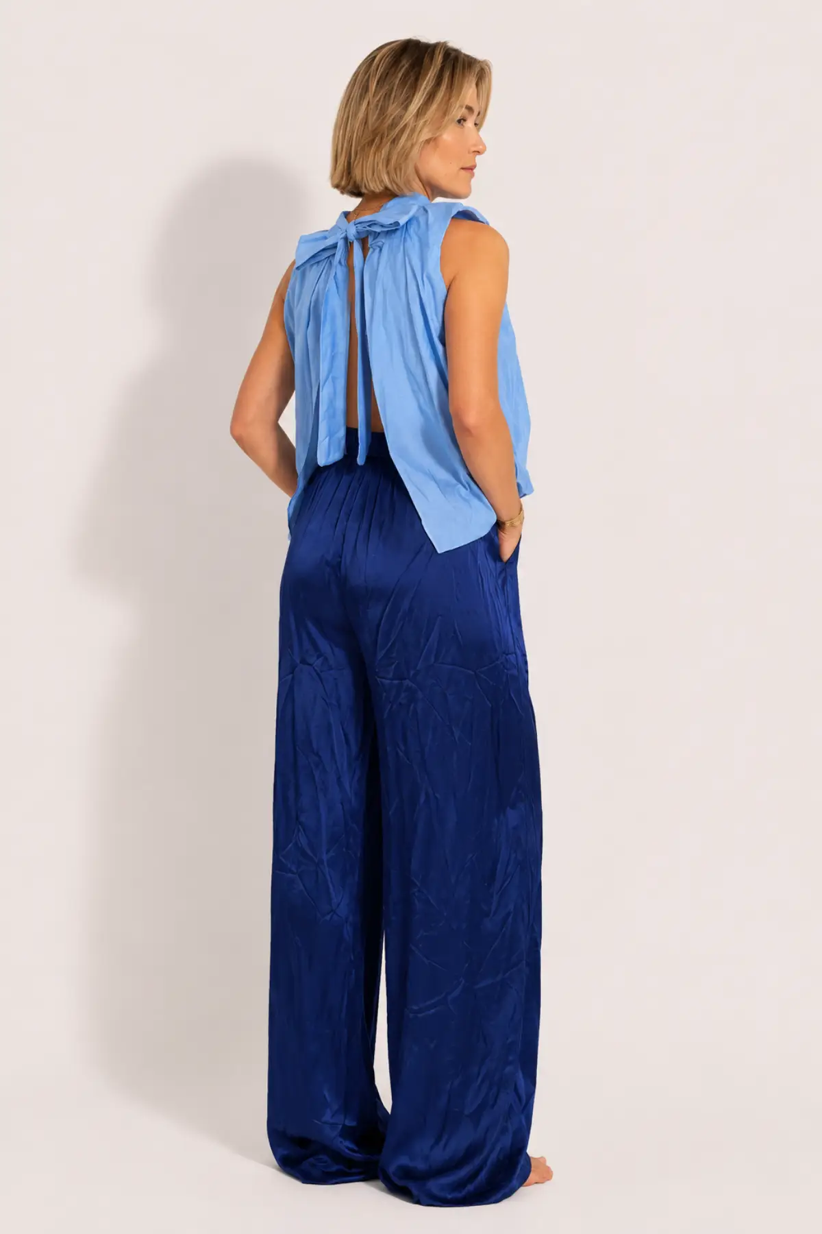 Blouse bleu sans manches avec dos nu – Image 2