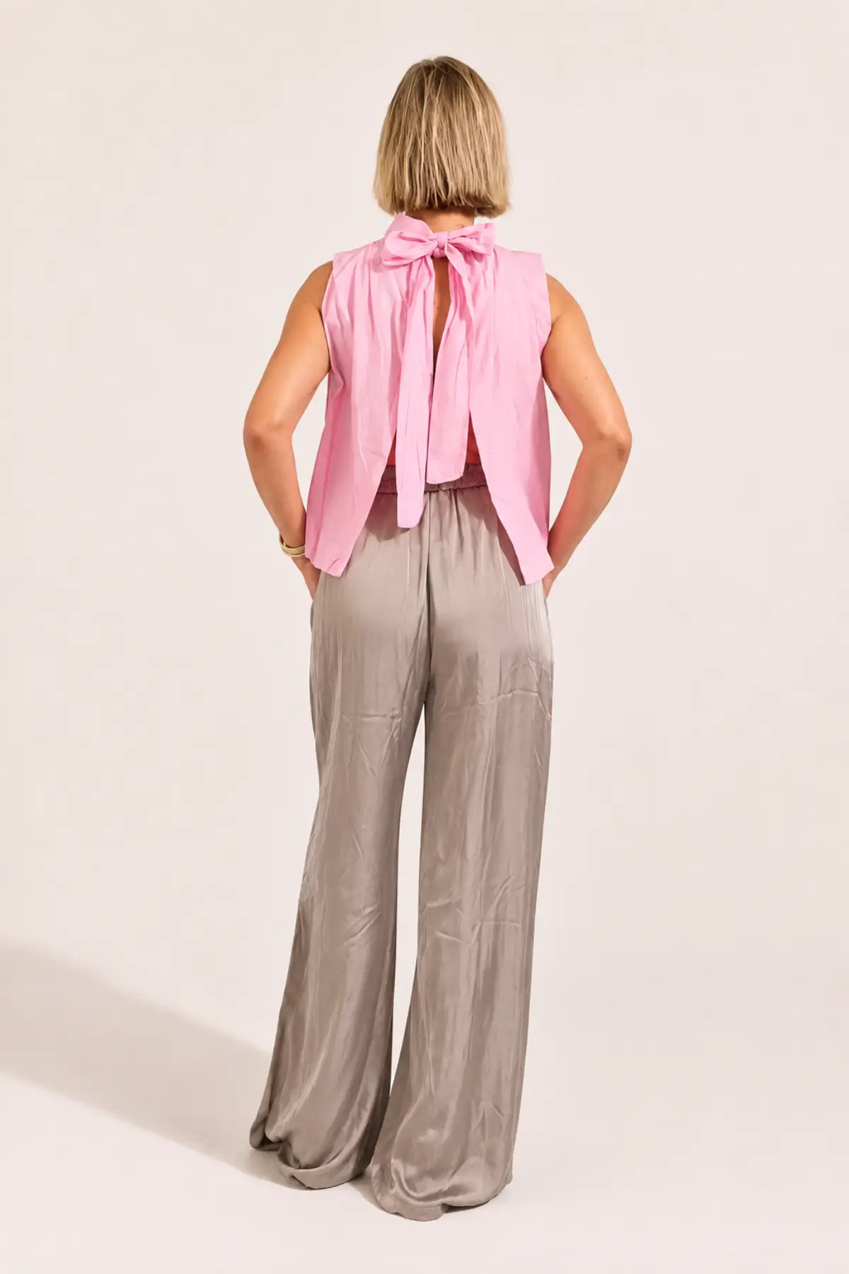 Blouse rose sans manches avec dos nu – Image 2