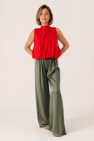 Blouse rouge sans manches avec dos nu