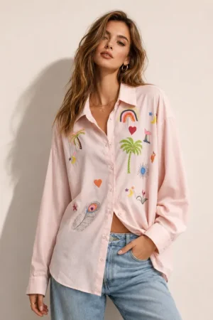 Chemise rose clair oversize en lin brodé esprit bohème