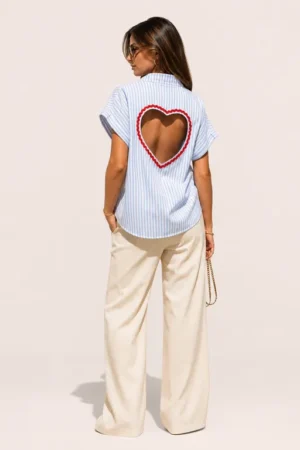 Chemise blanche et bleue rayée avec broderies cœur au dos