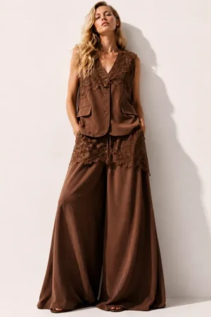 Ensemble deux pièces caramel en lin avec pantalon large
