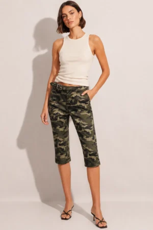 Pantacourt imprimé camouflage avec ceinture