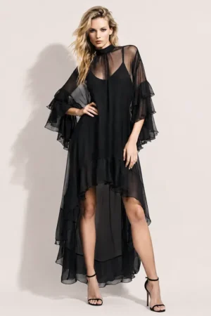 Robe noire vaporeuse à volants et manches trois-quarts