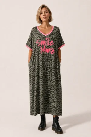 Robe longue oversize imprimé léopard kaki « Smile More »