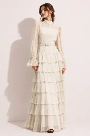 Robe longue écru à volants et manches transparentes