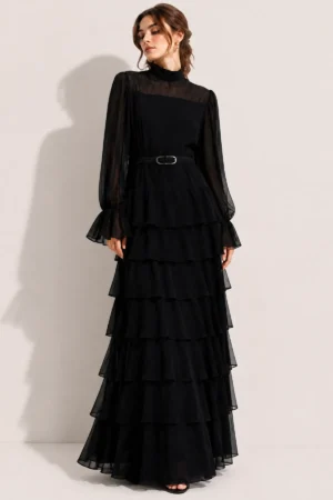 Robe noire longue à volants et manches transparentes