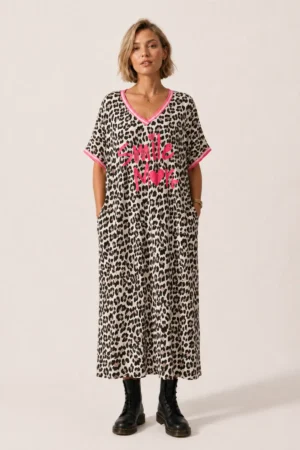 Robe longue oversize imprimé léopard beige « Smile More »