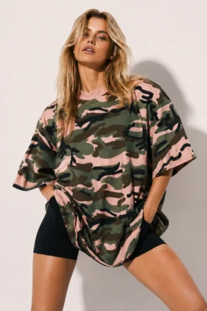 T-shirt oversize camouflage avec épaulettes