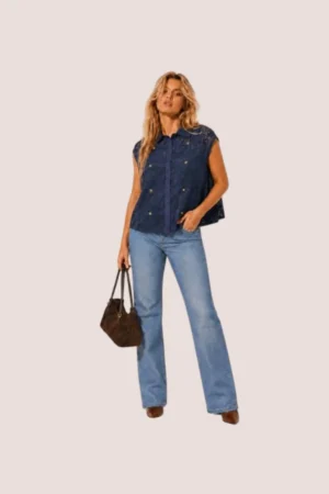 Chemisier bleu en dentelle sans manches style officier