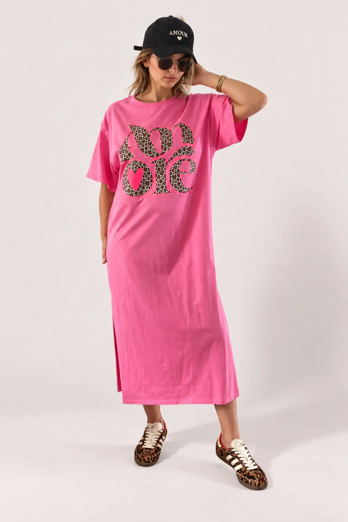 Robe longue rose AMORE léopard à contour fluo