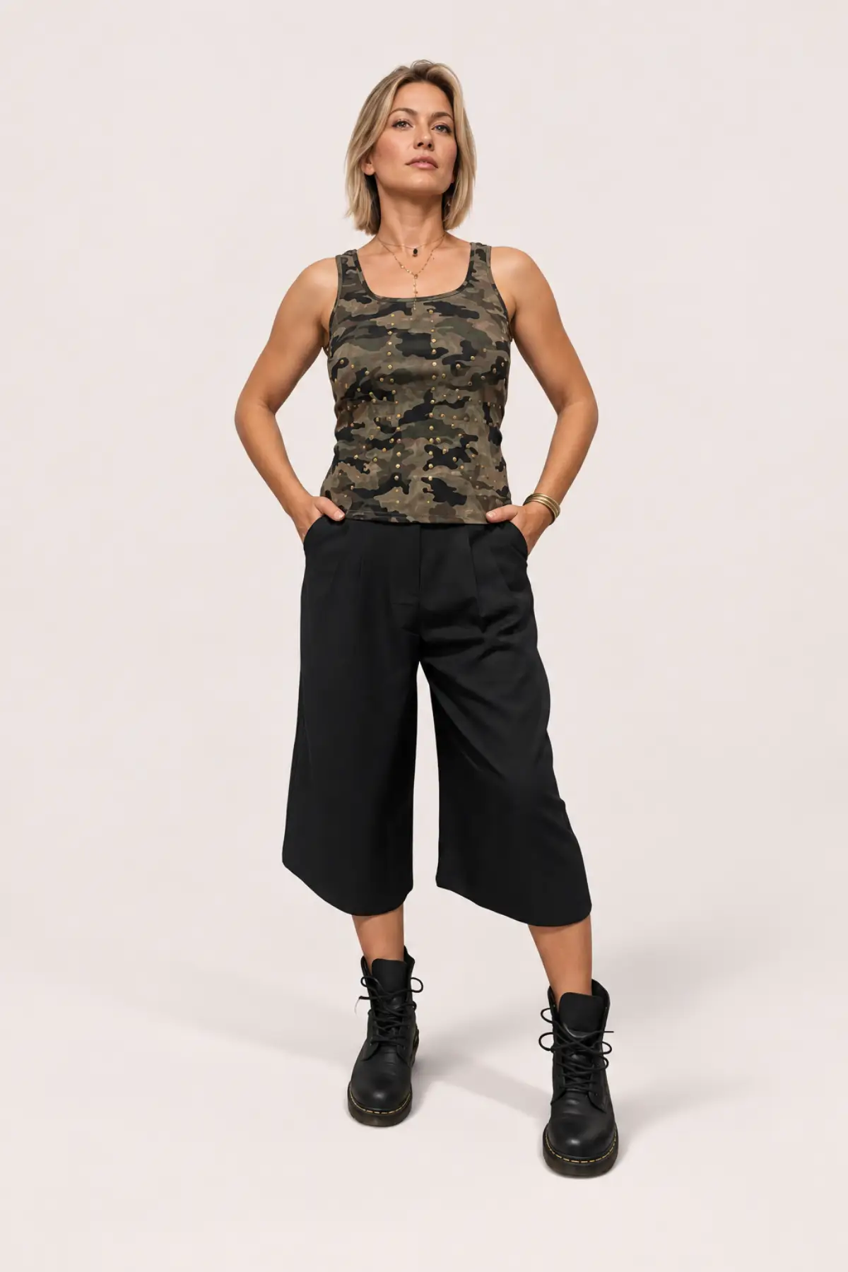 Débardeur camouflage kaki à clous dorés – Image 3