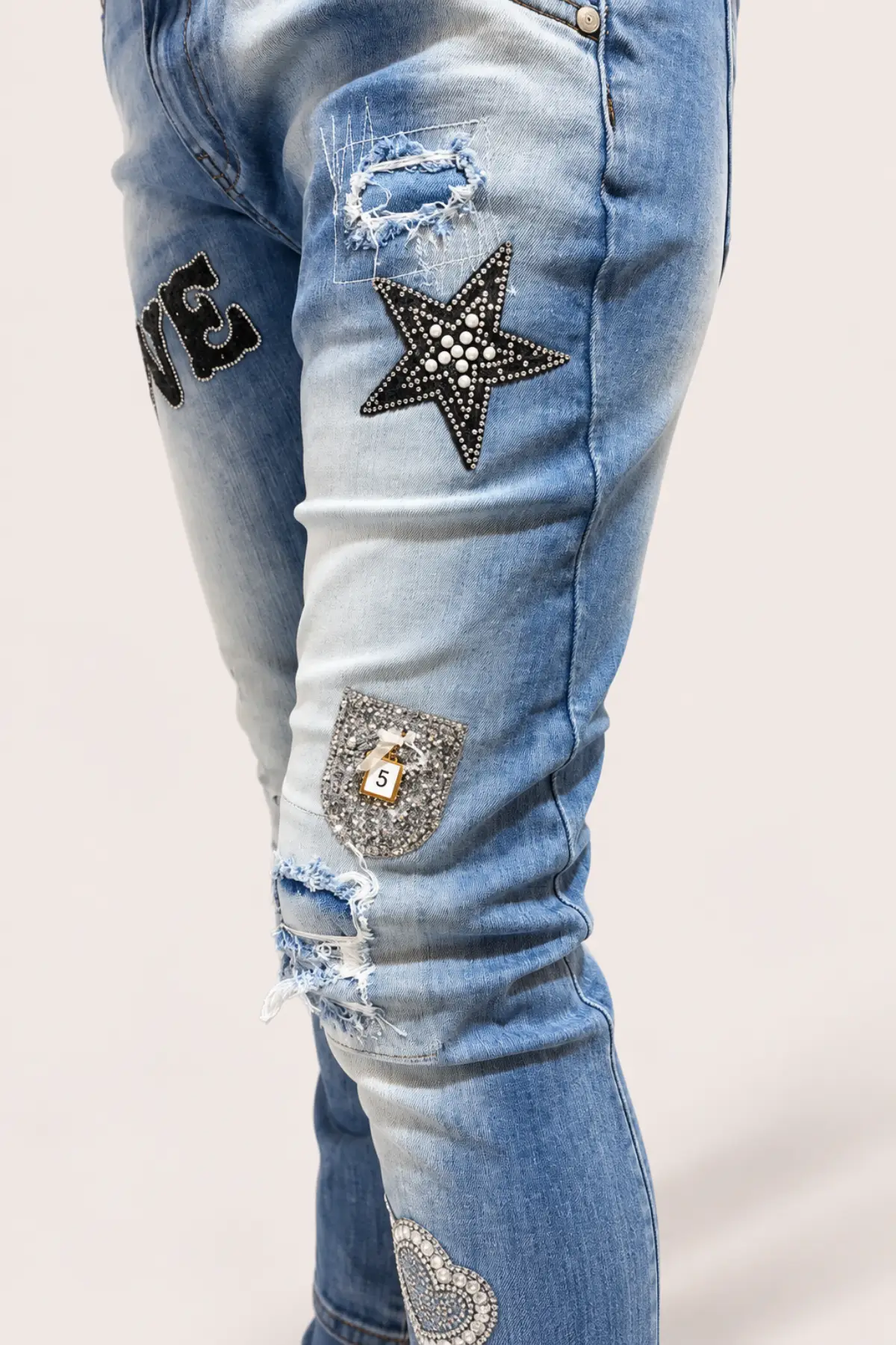 Jean bleu délavé LOVE à strass et détails destroy – Image 5
