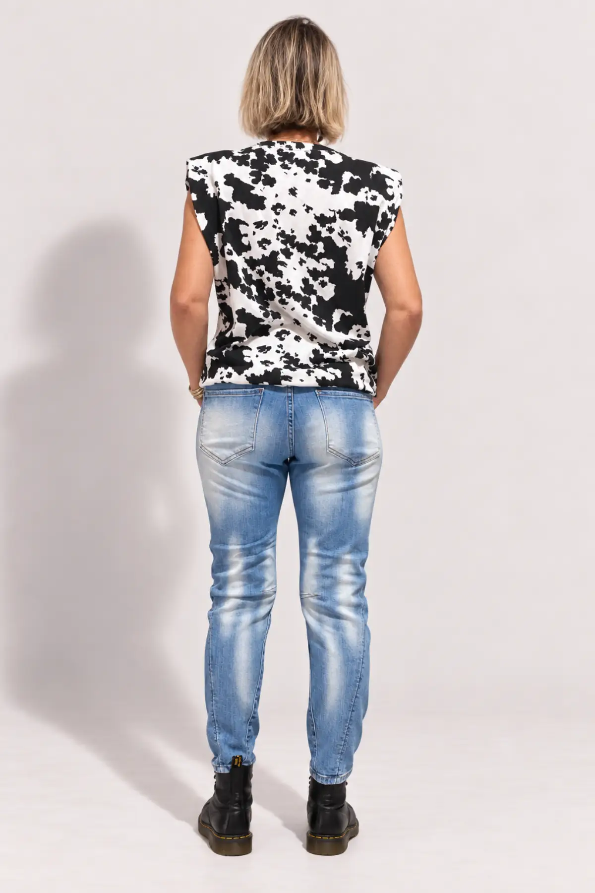Jean bleu délavé LOVE à strass et détails destroy – Image 3