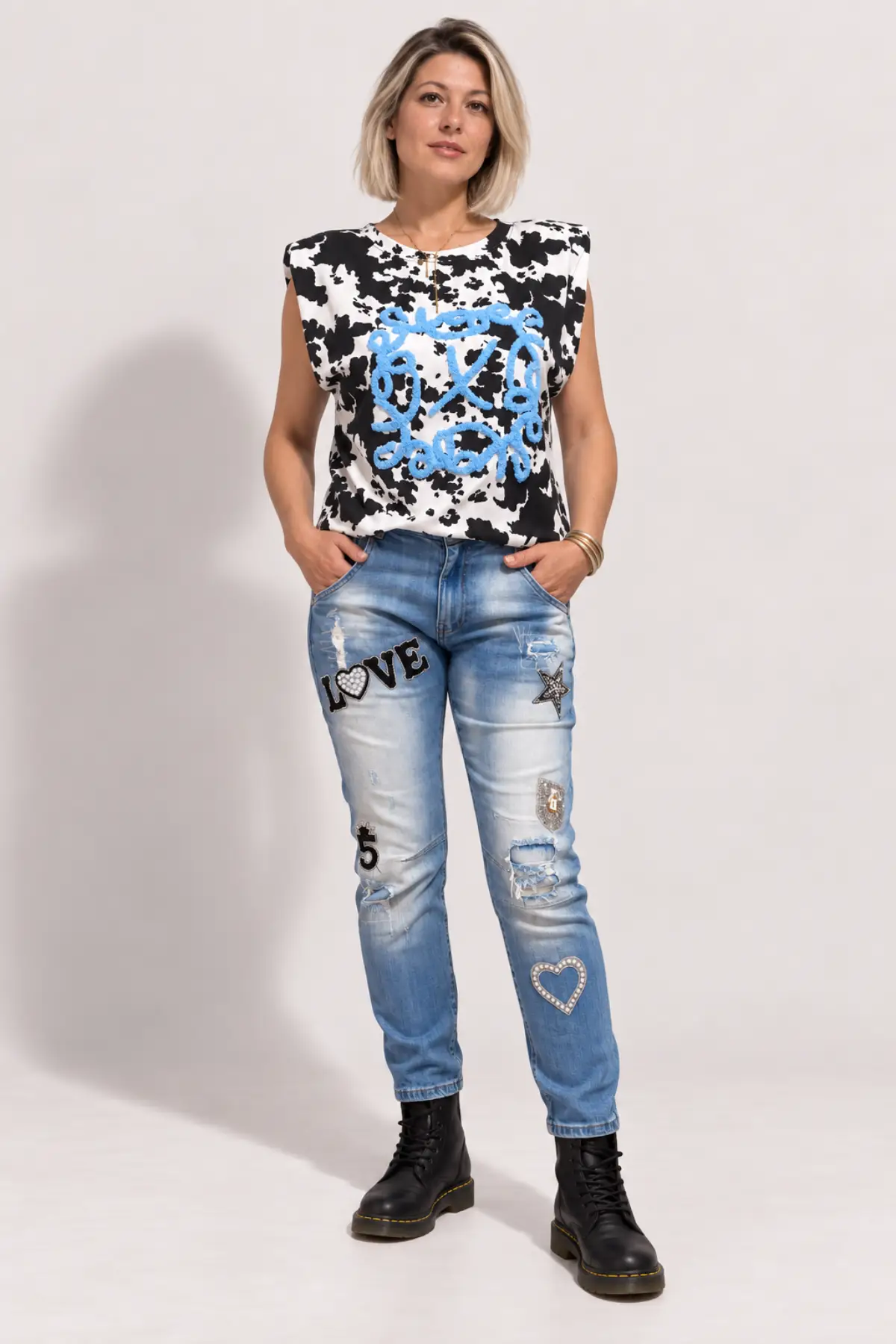 Jean bleu délavé LOVE à strass et détails destroy – Image 6