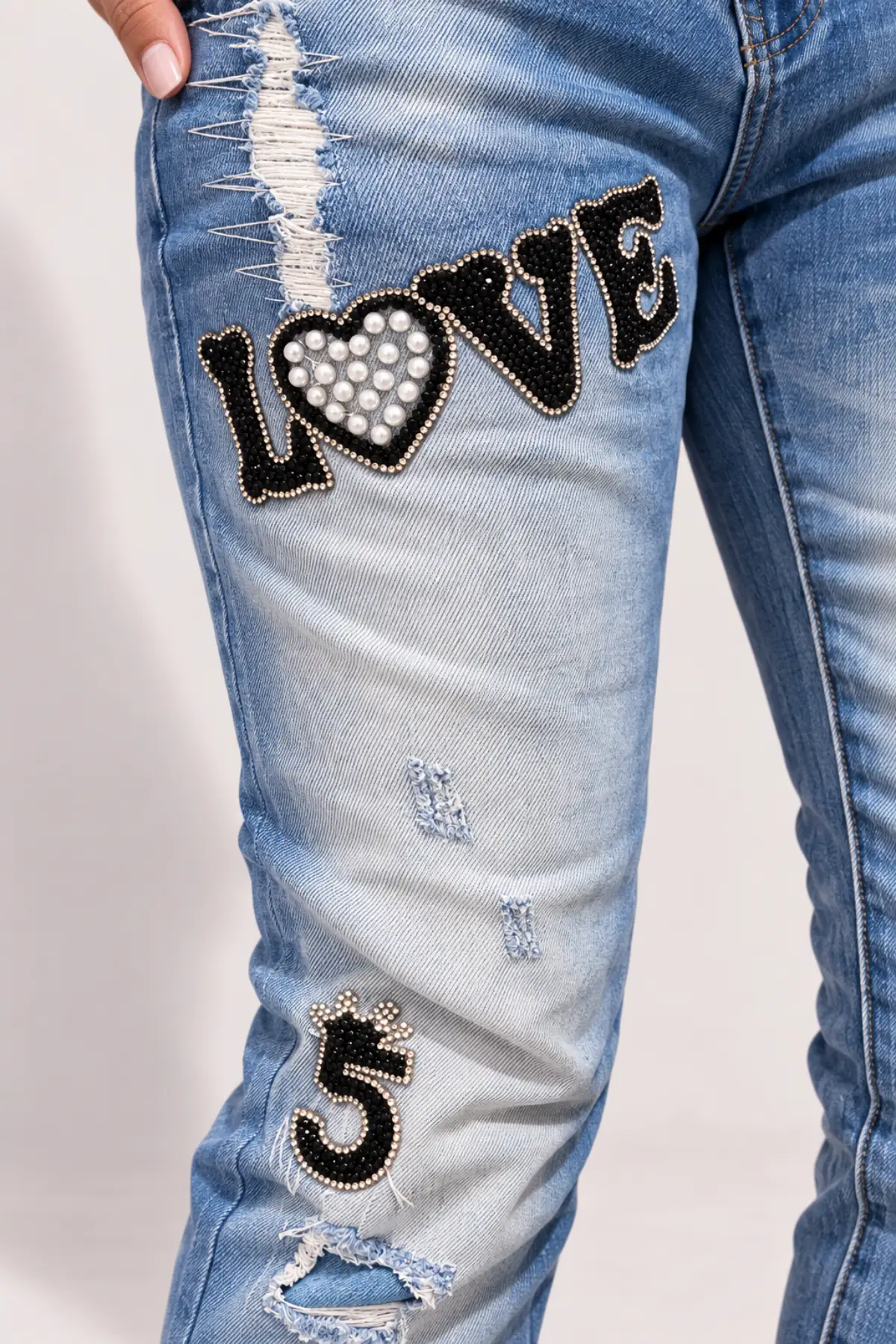 Jean bleu délavé LOVE à strass et détails destroy – Image 4