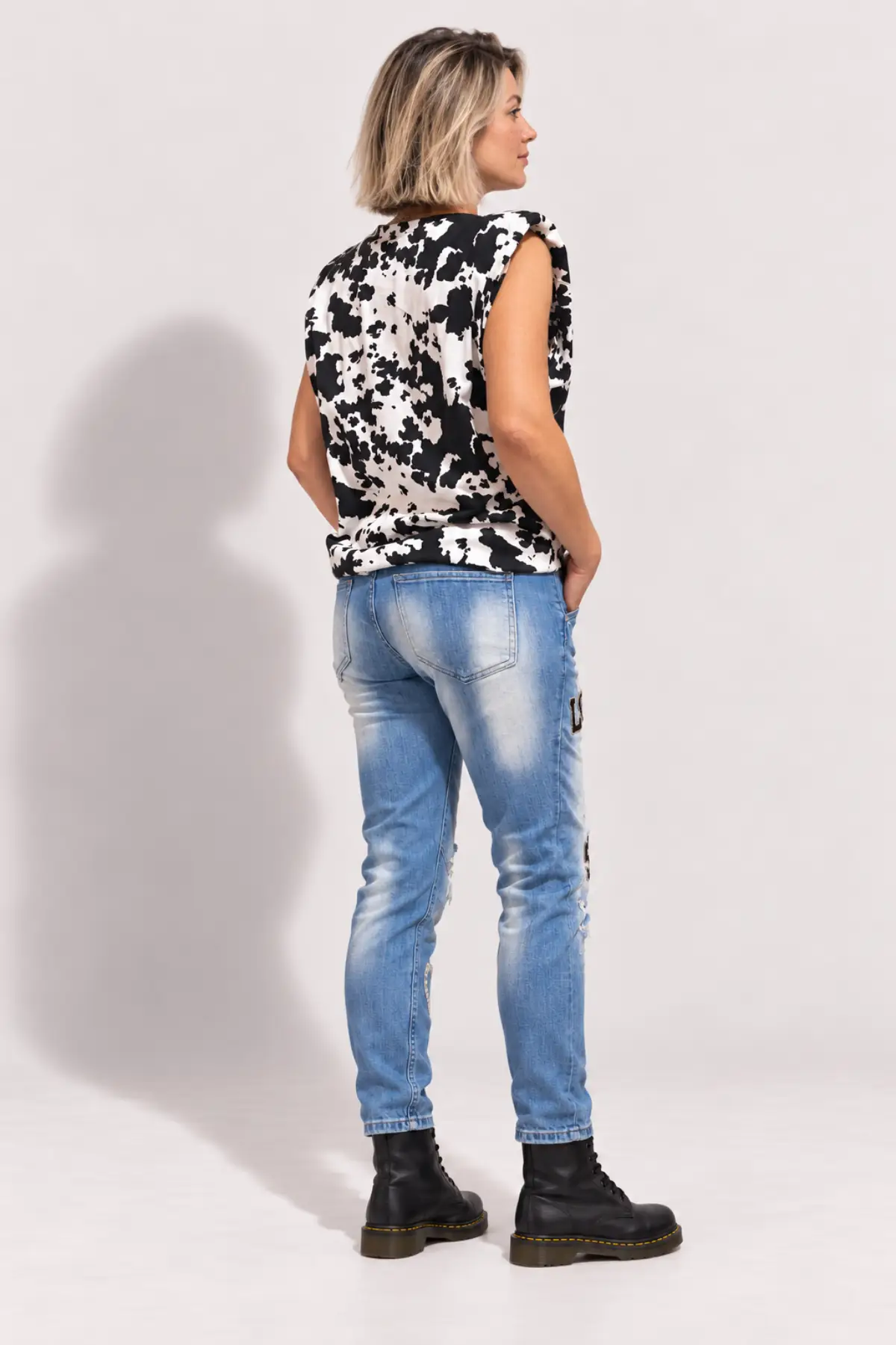 Jean bleu délavé LOVE à strass et détails destroy – Image 2