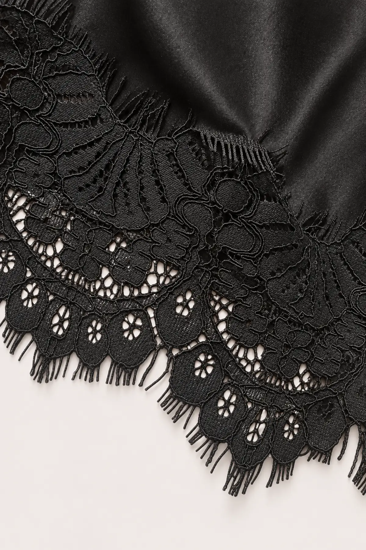 Caraco long asymétrique noir satiné à dentelle noire – Image 5