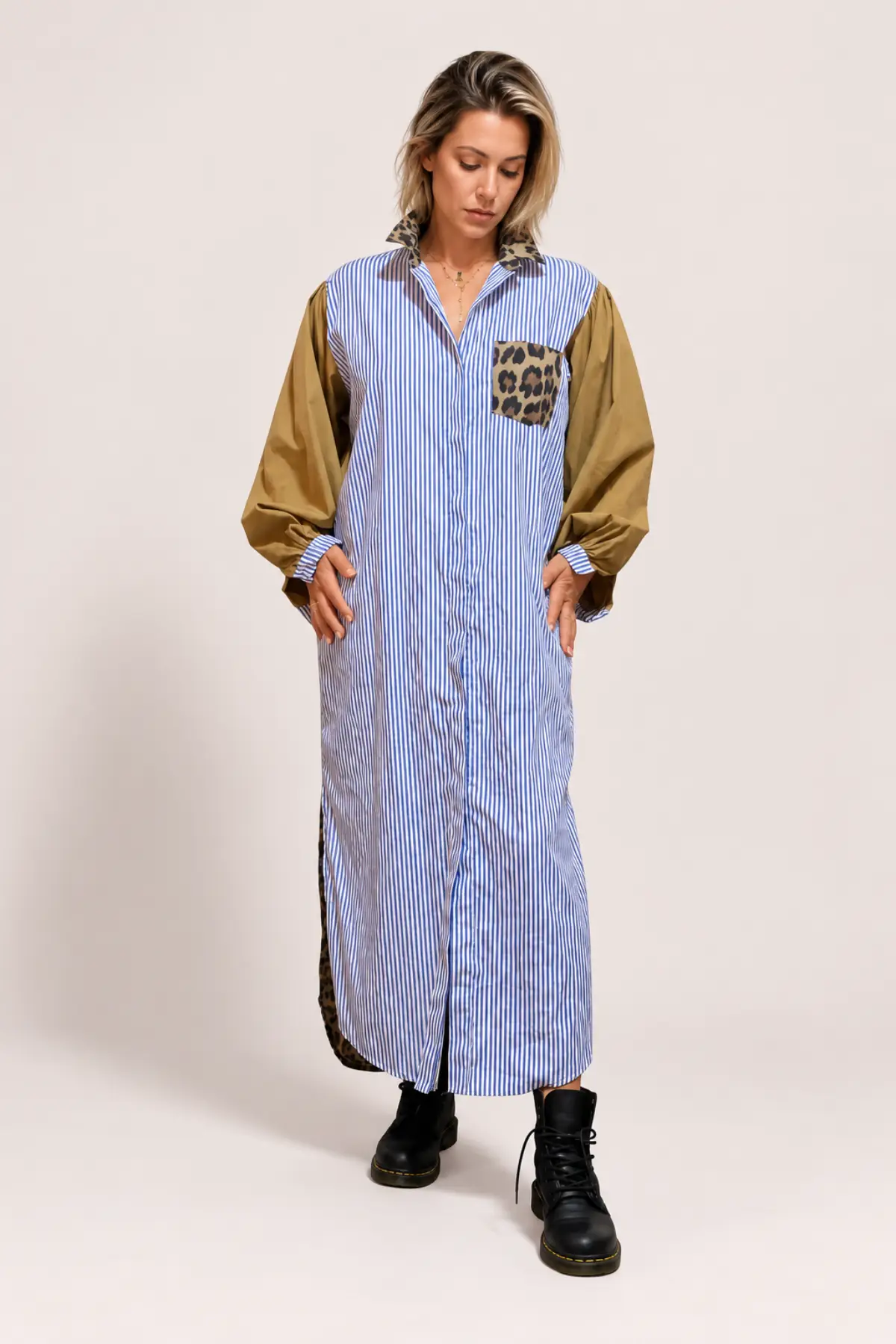 Robe chemise longue rayée blanche et bleue, léopard & manches camel – Image 2