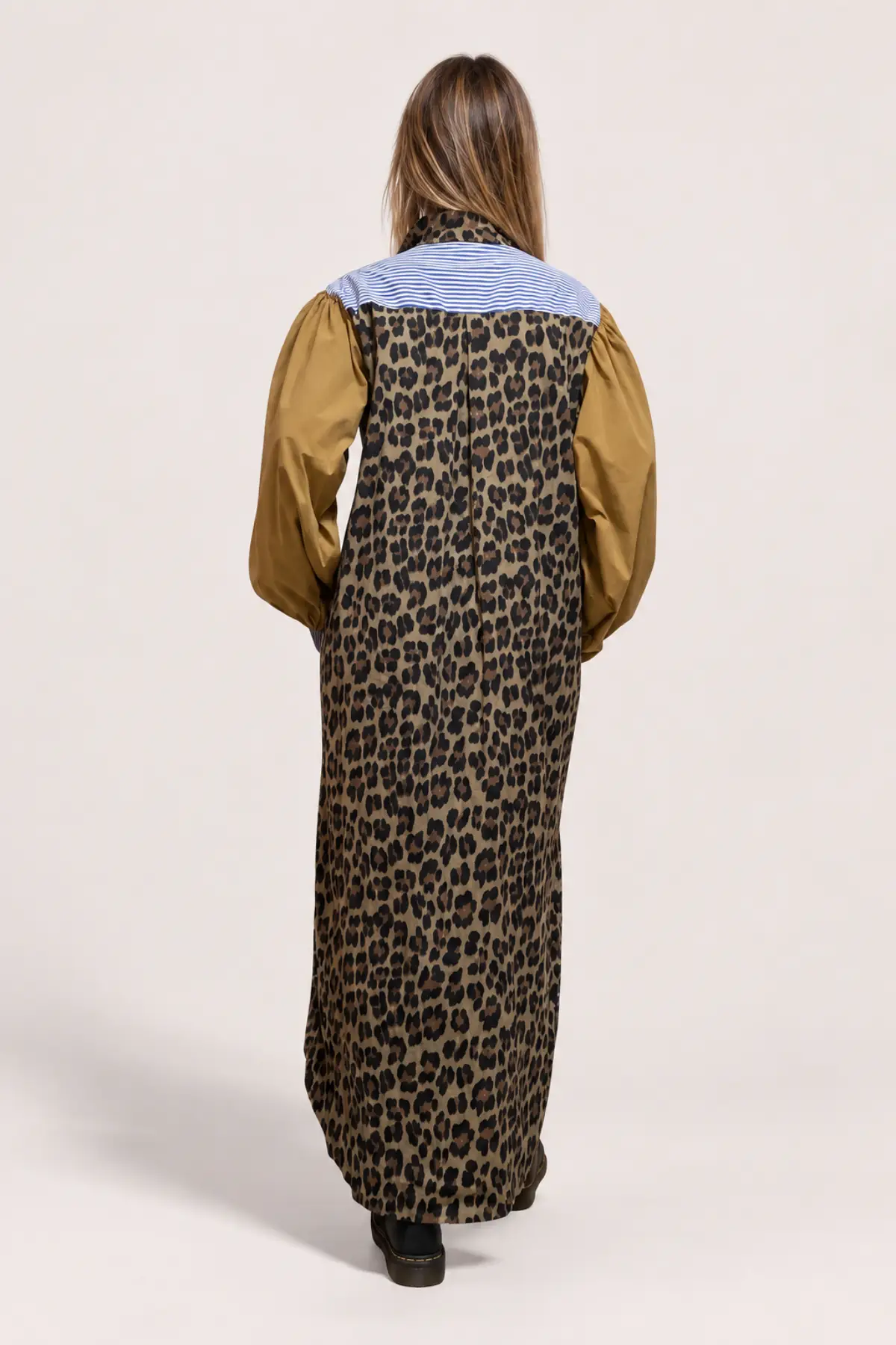 Robe chemise longue rayée blanche et bleue, léopard & manches camel – Image 3