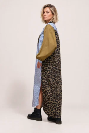 Robe chemise longue rayée blanche et bleue, léopard & manches camel