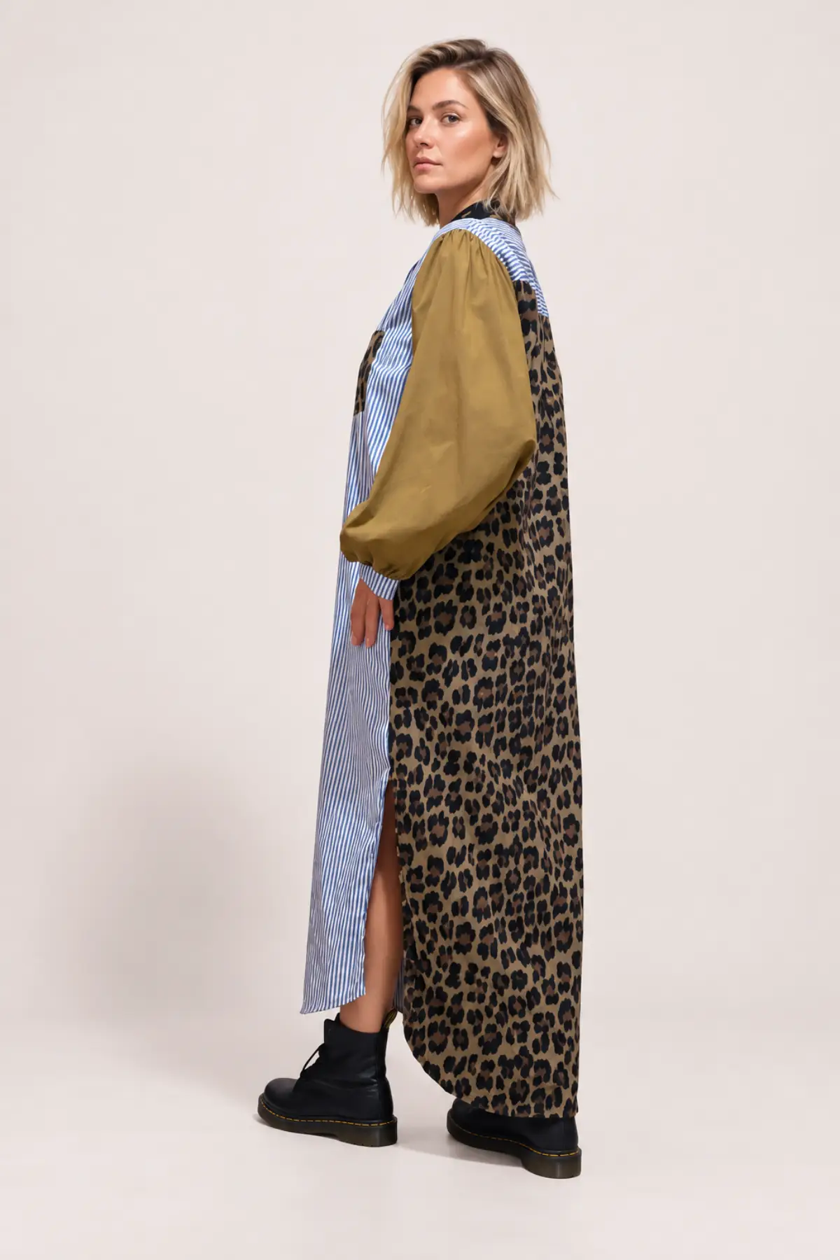 Robe chemise longue rayée blanche et bleue, léopard & manches camel